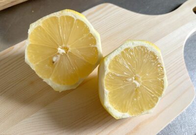 レモンの果汁を絞る